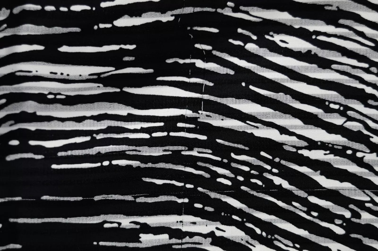 KAFFE Kajenny moteriška suknelė, 34 cm, pilka, raštuota ilgomis rankovėmis, V formos iškirpte, vidutinio ilgio. 