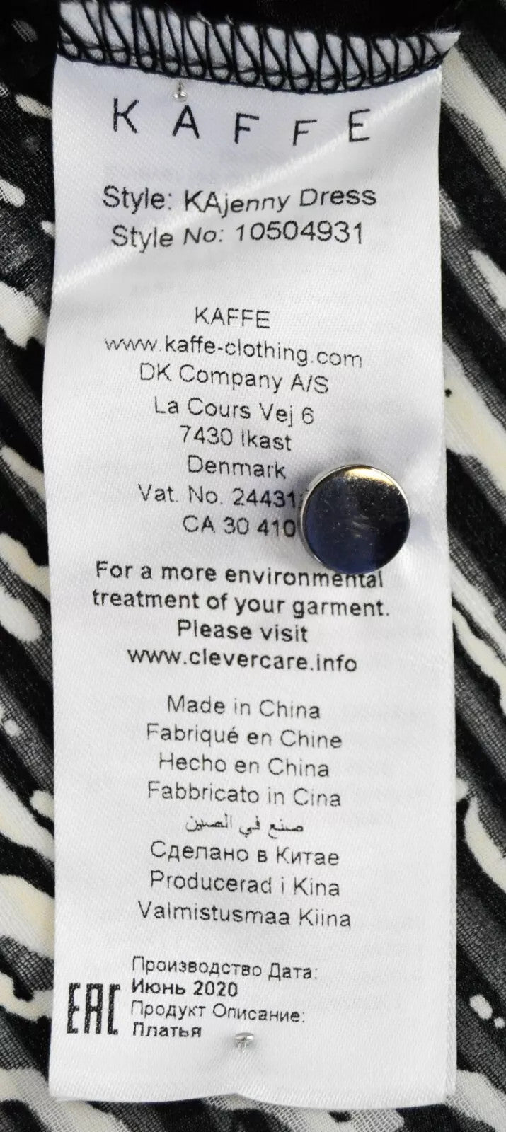 KAFFE Kajenny moteriška suknelė, 34 cm, pilka, raštuota ilgomis rankovėmis, V formos iškirpte, vidutinio ilgio. 