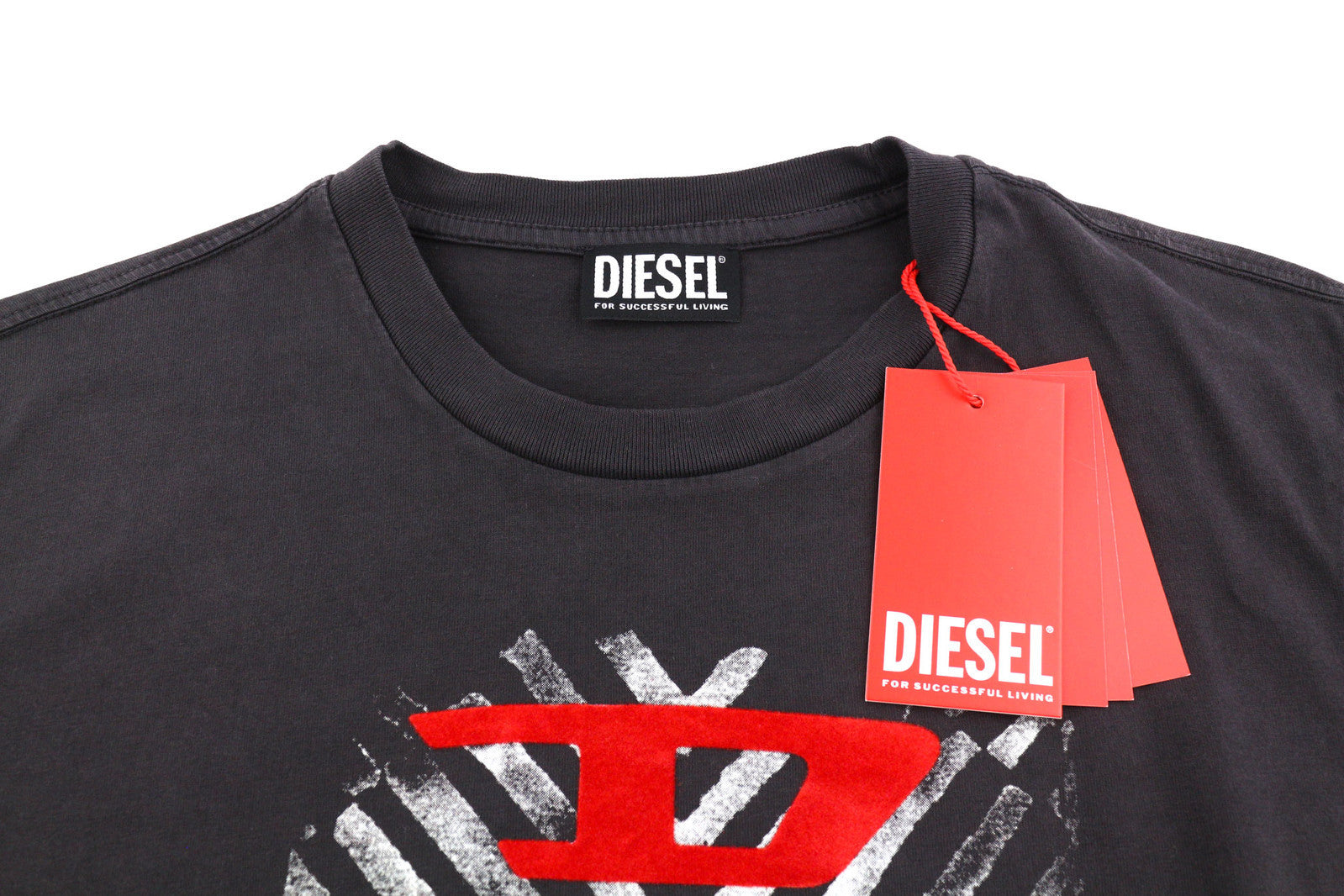 DIESEL T-Diegor-C16 vyriški marškinėliai M su trumpomis rankovėmis, apvalia kaklo iškirpte, su logotipu ir tamsiai mėlyna spalva. Rekomenduojama kaina – 70 €. 