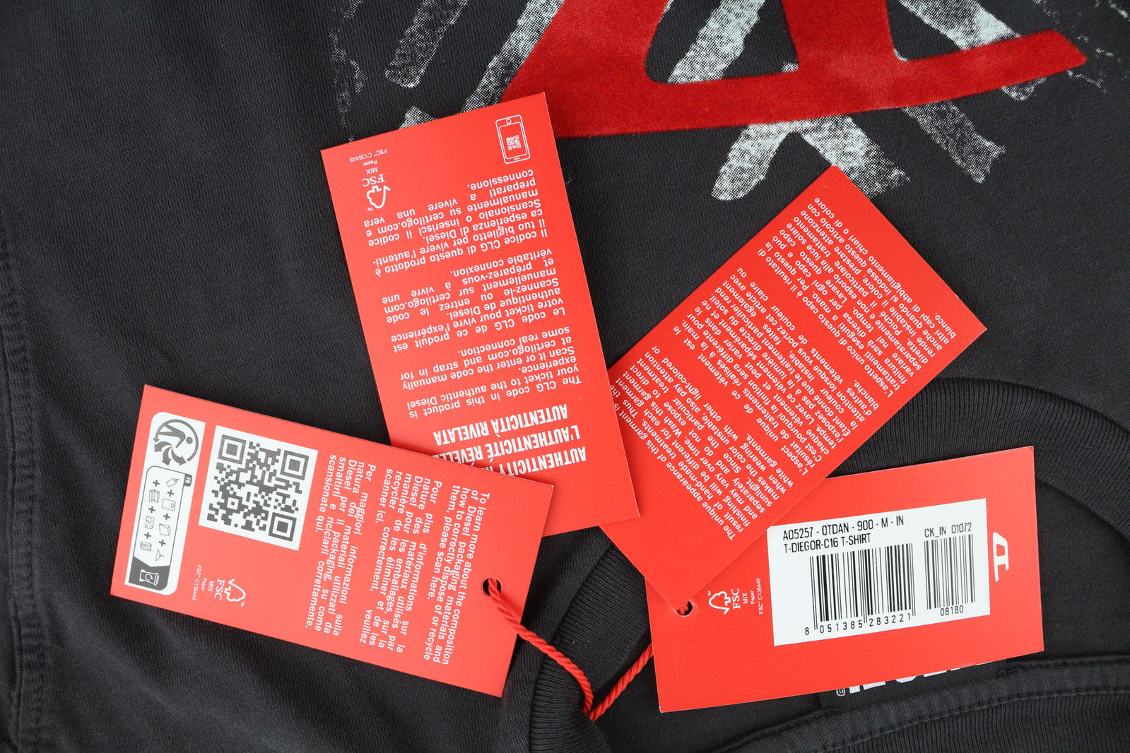 DIESEL T-Diegor-C16 vyriški marškinėliai M su trumpomis rankovėmis, apvalia kaklo iškirpte, su logotipu ir tamsiai mėlyna spalva. Rekomenduojama kaina – 70 €. 