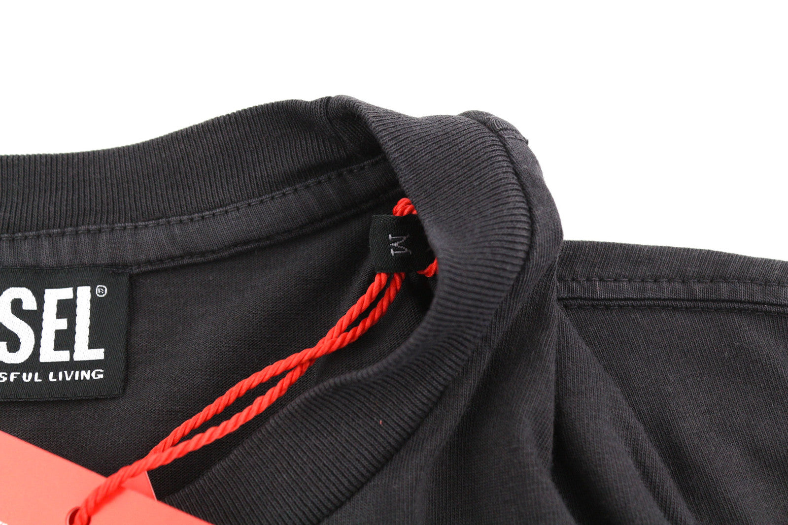 DIESEL T-Diegor-C16 vyriški marškinėliai M su trumpomis rankovėmis, apvalia kaklo iškirpte, su logotipu ir tamsiai mėlyna spalva. Rekomenduojama kaina – 70 €. 