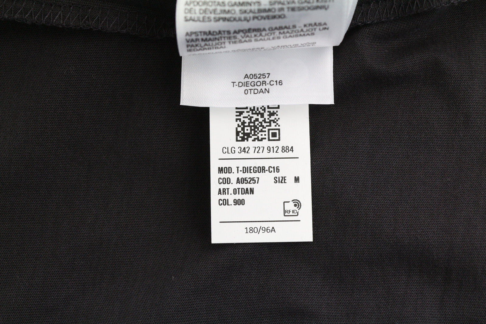 DIESEL T-Diegor-C16 vyriški marškinėliai M su trumpomis rankovėmis, apvalia kaklo iškirpte, su logotipu ir tamsiai mėlyna spalva. Rekomenduojama kaina – 70 €. 