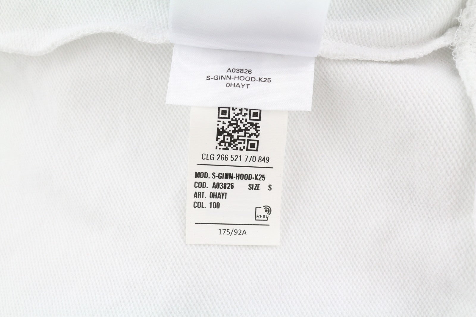 DIESEL S-Ginn-Hood-K25 vyriškas džemperis su gobtuvu S dydžio, baltas, su kengūros kišene. Rekomenduojama kaina – 125 €. 