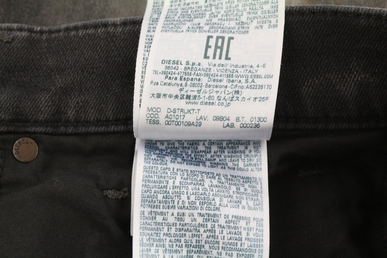 DIESEL D-Strukt Jogg 09B04 vyriški džinsai W30 Slim Fit tamprūs skalbtos juodos spalvos, rekomenduojama kaina 295 € 