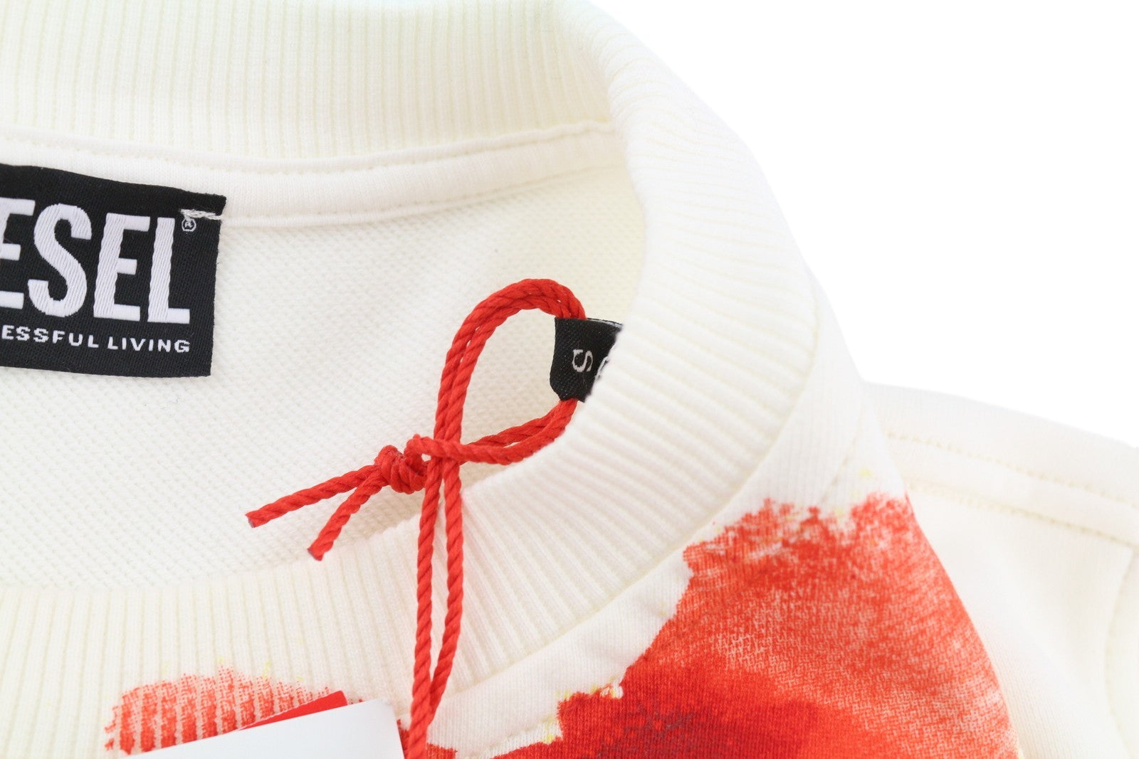 DIESEL S-Ginn-E5 vyriškas džemperis su baltu M dydžio megztiniu, apvalia kaklo iškirpte, priekyje logotipu ir pamušalu. 