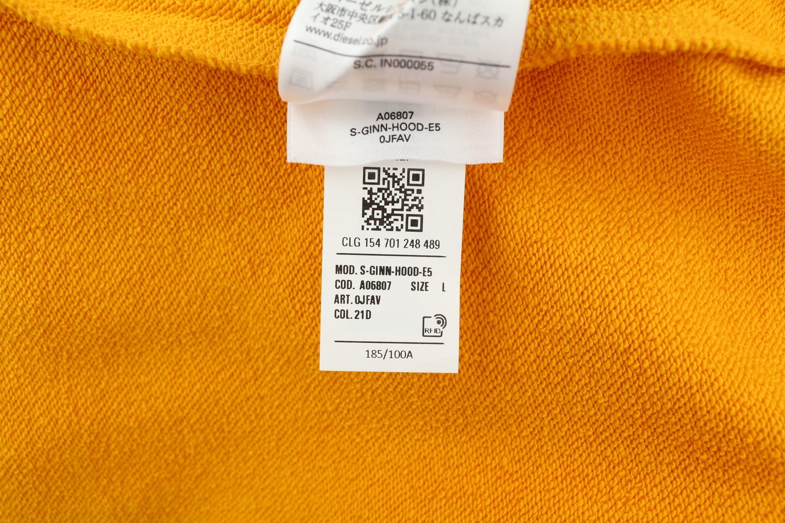 DIESEL S-Ginn-Hood-E5 vyriškas džemperis su gobtuvu L dydžio, geltonas, su kengūros kišene, rekomenduojama kaina – 175 € 