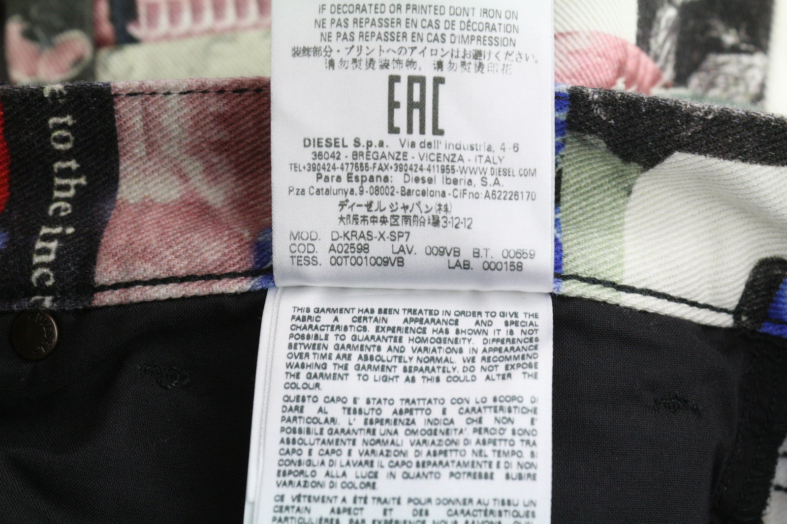 DIESEL D-Kras 009VB vyriški džinsai W32/L32 Slim Fit su raštuotais sagomis ir logotipu, rekomenduojama kaina – 295 € 