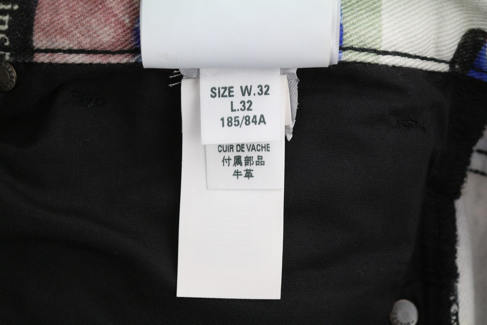 DIESEL D-Kras 009VB vyriški džinsai W32/L32 Slim Fit su raštuotais sagomis ir logotipu, rekomenduojama kaina – 295 € 