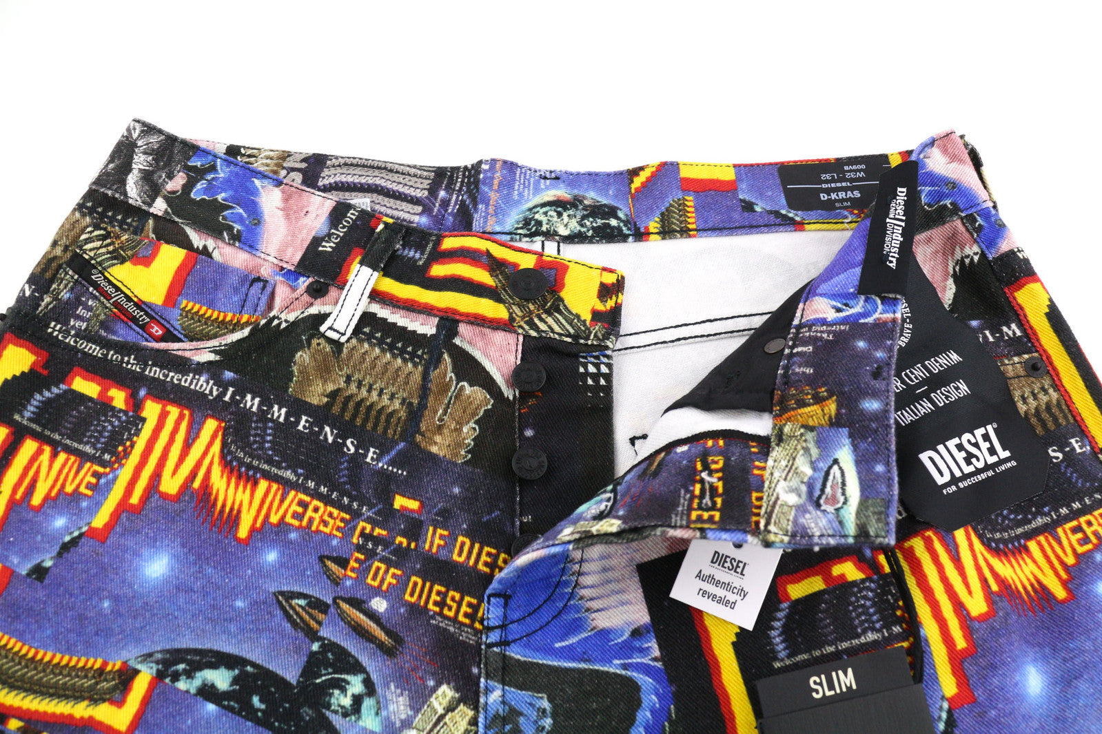 DIESEL D-Kras 009VB vyriški džinsai W32/L32 Slim Fit su raštuotais sagomis ir logotipu, rekomenduojama kaina – 295 € 