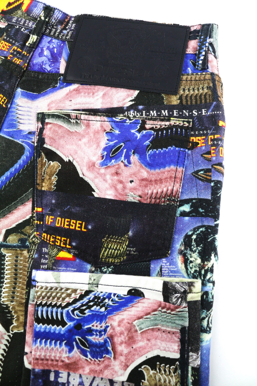 DIESEL D-Kras 009VB vyriški džinsai W32/L32 Slim Fit su raštuotais sagomis ir logotipu, rekomenduojama kaina – 295 € 