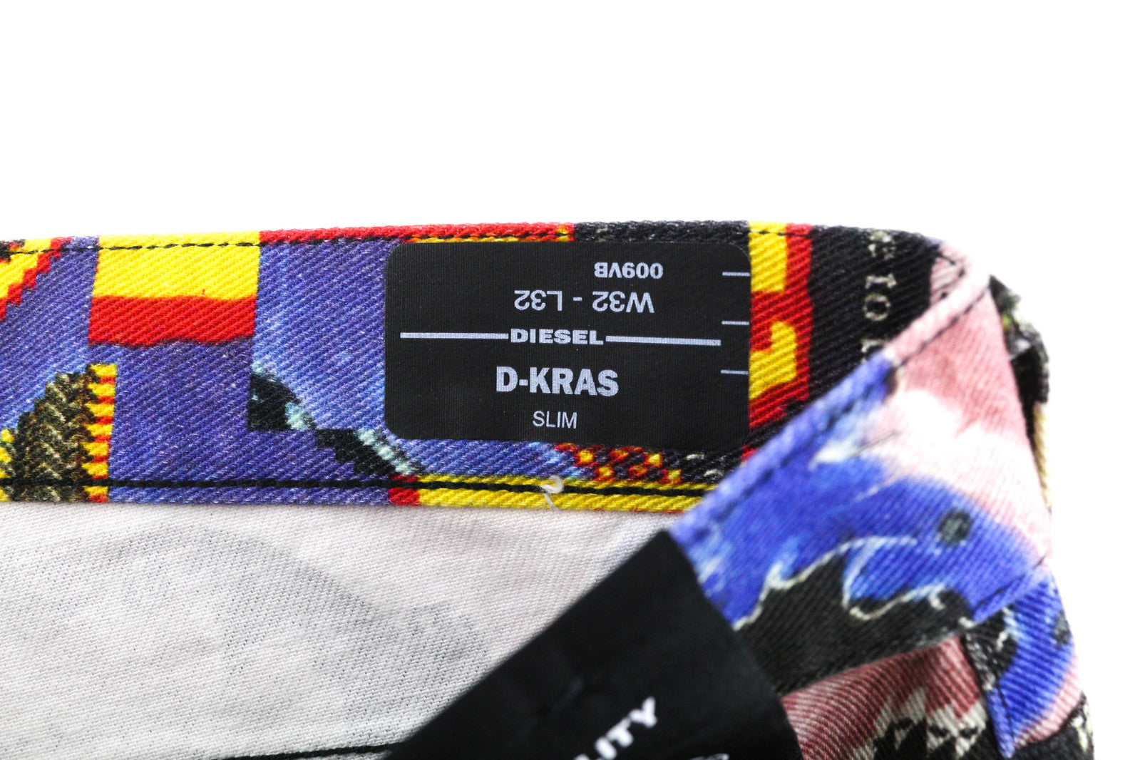 DIESEL D-Kras 009VB vyriški džinsai W32/L32 Slim Fit su raštuotais sagomis ir logotipu, rekomenduojama kaina – 295 € 