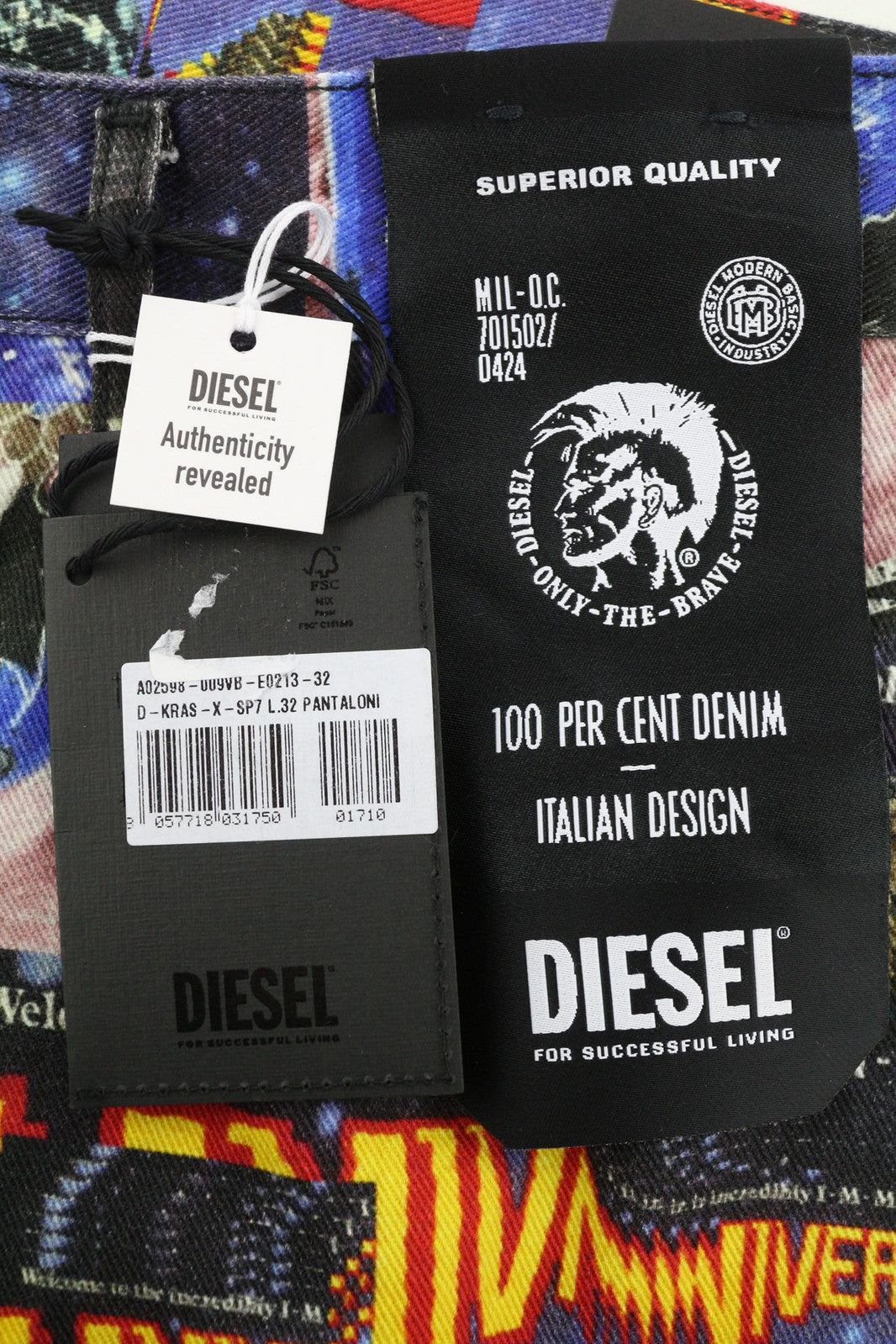 DIESEL D-Kras 009VB vyriški džinsai W32/L32 Slim Fit su raštuotais sagomis ir logotipu, rekomenduojama kaina – 295 € 