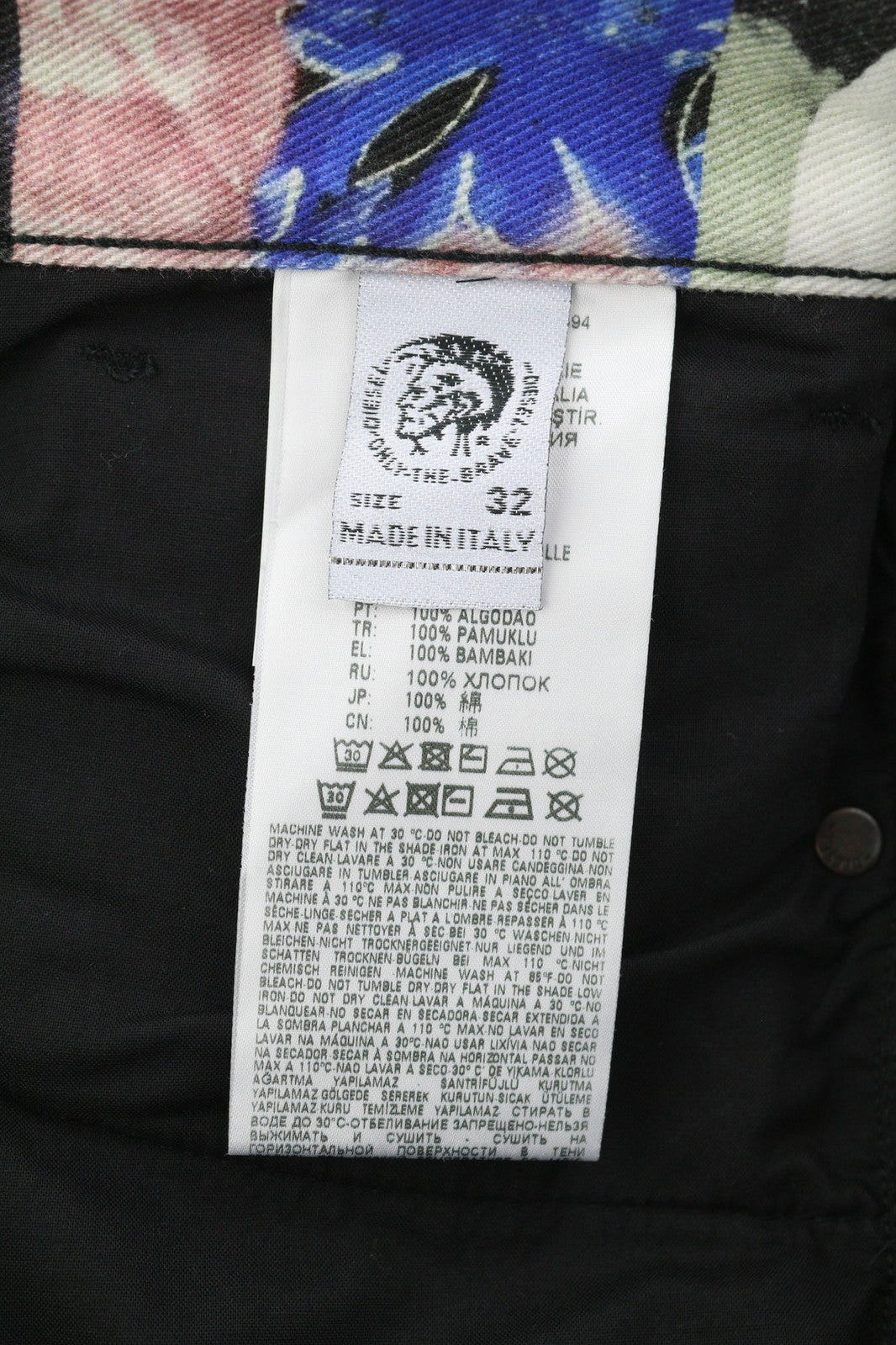 DIESEL D-Kras 009VB vyriški džinsai W32/L32 Slim Fit su raštuotais sagomis ir logotipu, rekomenduojama kaina – 295 € 