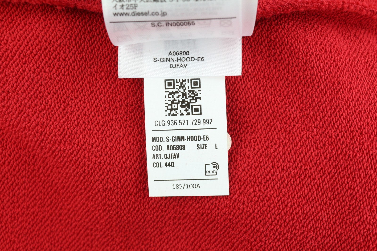 DIESEL S-Ginn-Hood-E6 vyriškas džemperis su gobtuvu, L dydžio, raudonas, su kengūros kišene. Rekomenduojama kaina – 175 €. 