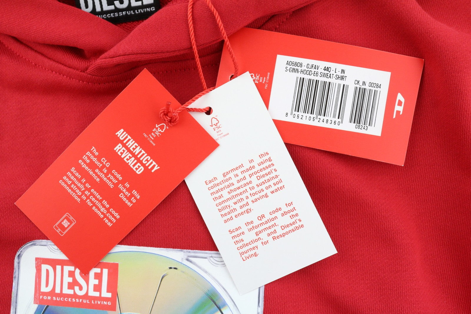 DIESEL S-Ginn-Hood-E6 vyriškas džemperis su gobtuvu, L dydžio, raudonas, su kengūros kišene. Rekomenduojama kaina – 175 €. 