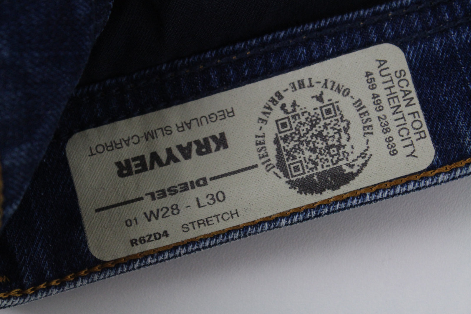 DIESEL Krayver R6ZD4 vyriški mėlyni džinsai W28/L30 Slim morkų rašto plėšytos medvilnės tamprės 