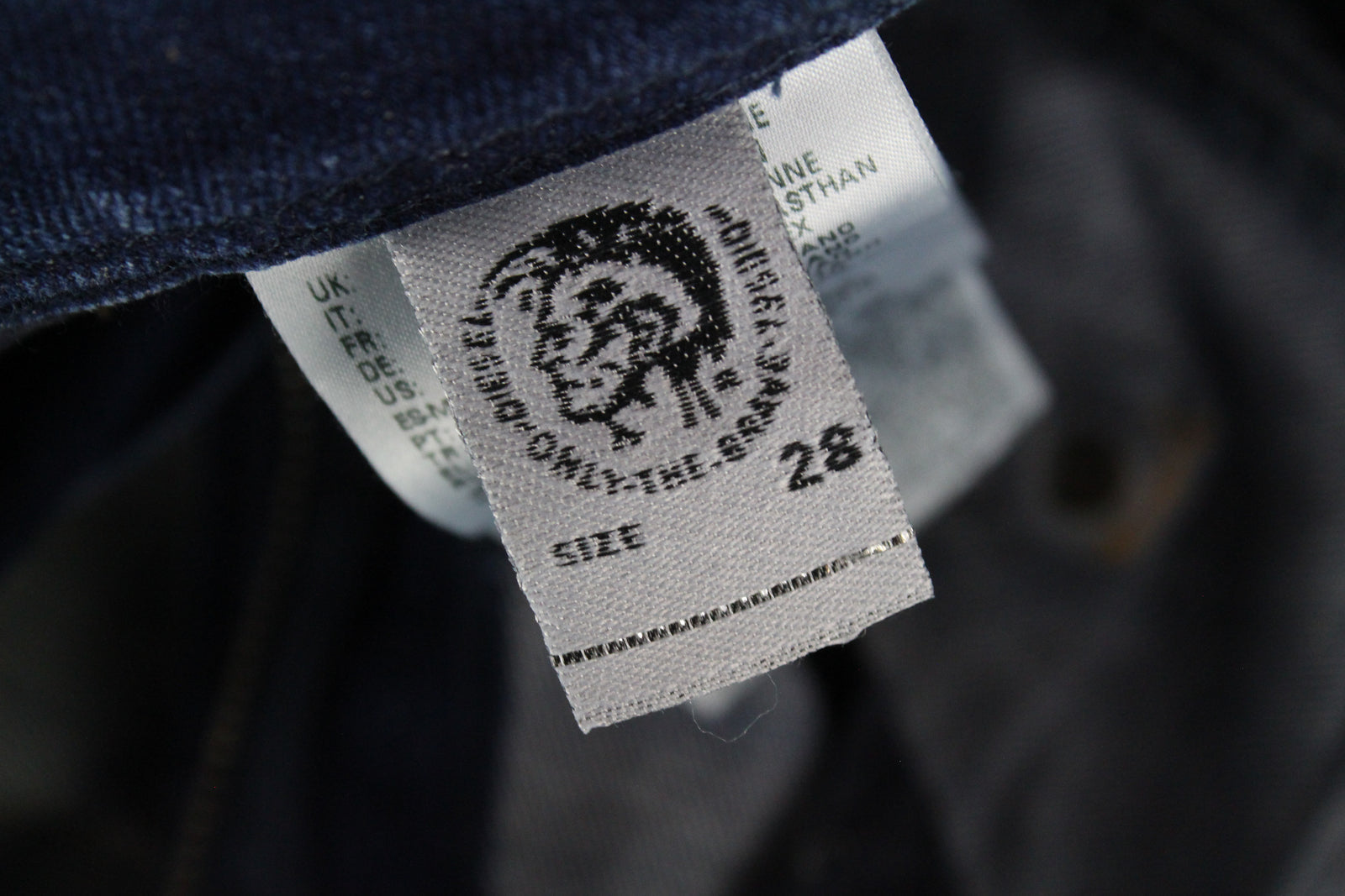 DIESEL Krayver R6ZD4 vyriški mėlyni džinsai W28/L30 Slim morkų rašto plėšytos medvilnės tamprės 