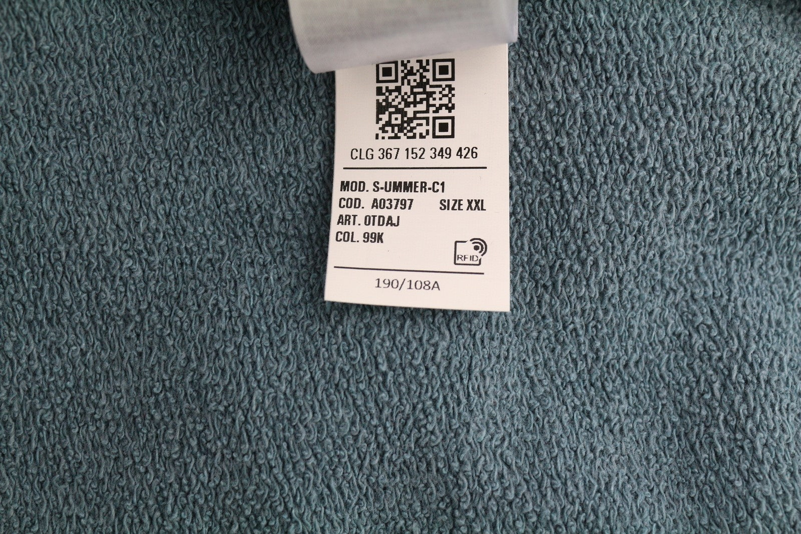 DIESEL S-Ummer-C1 vyriškas džemperis su gobtuvu, 2XL dydžio, skalbtos mėlynos spalvos, su didelėmis kengūros kišenėmis. Rekomenduojama kaina – 250 €. 