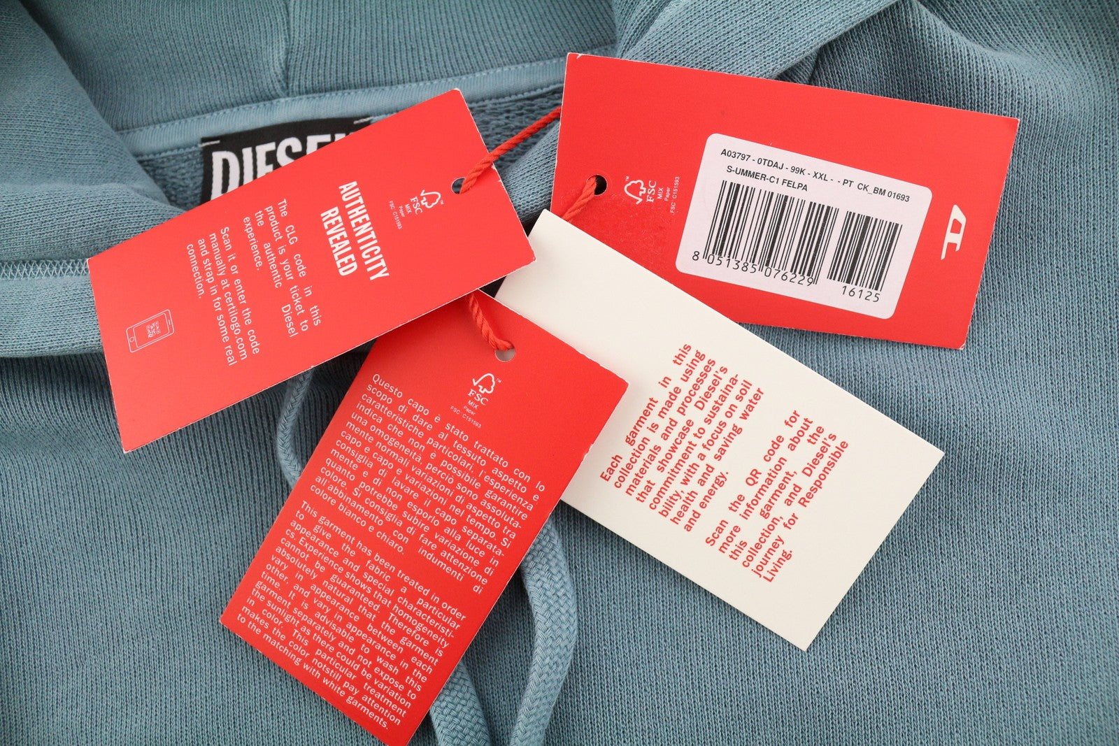 DIESEL S-Ummer-C1 vyriškas džemperis su gobtuvu, 2XL dydžio, skalbtos mėlynos spalvos, su didelėmis kengūros kišenėmis. Rekomenduojama kaina – 250 €. 