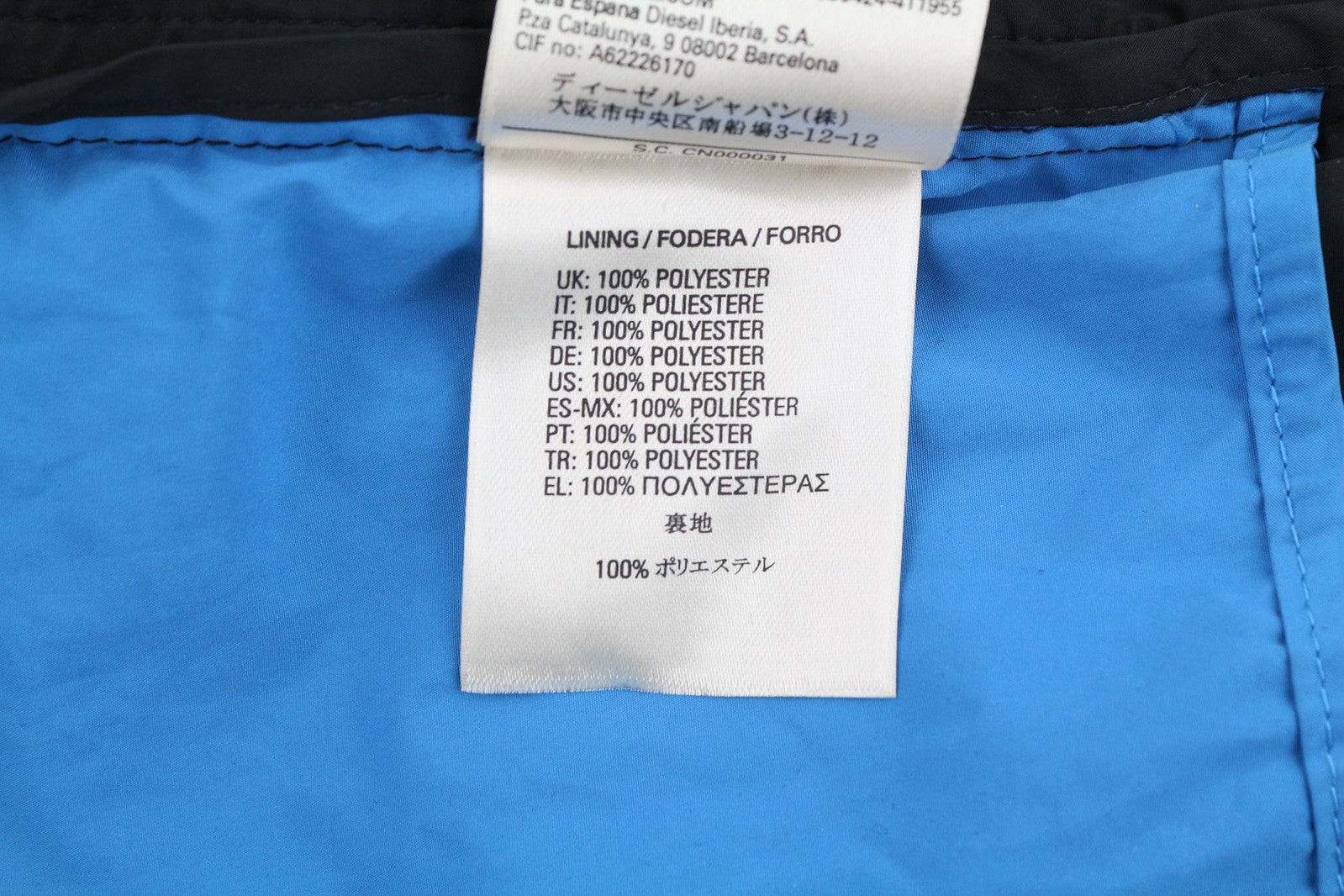 DIESEL J-Rum vyriška striukė M, juoda, su pamušalu, užtrauktukais ir lengvomis kišenėmis. 