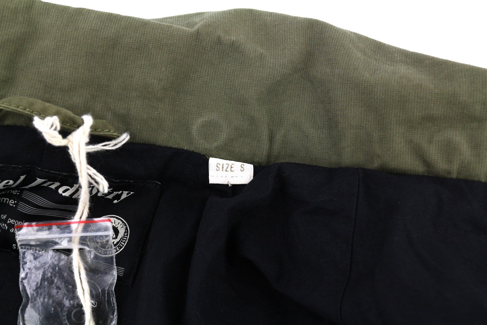 DIESEL Jamede vyriška striukė S, chaki spalvos, užtrauktuku, aukšta apykakle, pamušalu, raišteliu, logotipu ant juosmens. 