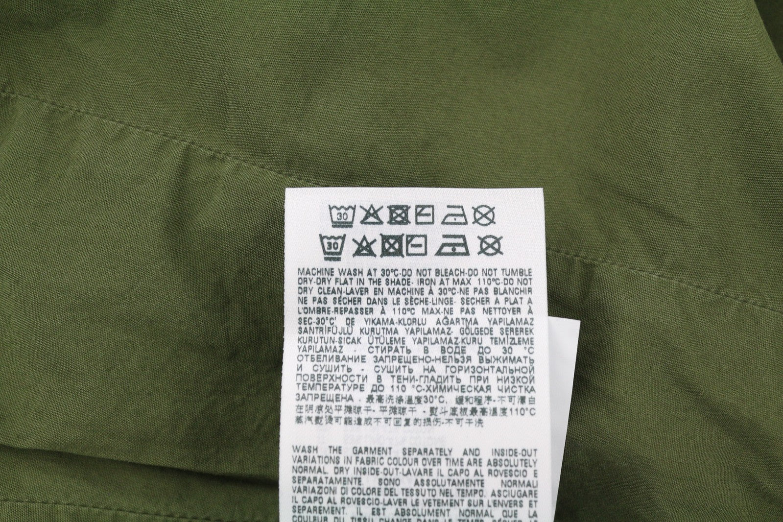 DIESEL G-Claudia moteriška striukė S dydžio, lininio audinio, su raišteliu ir paslėptu užsegimu. Rekomenduojama kaina – 395 €. 