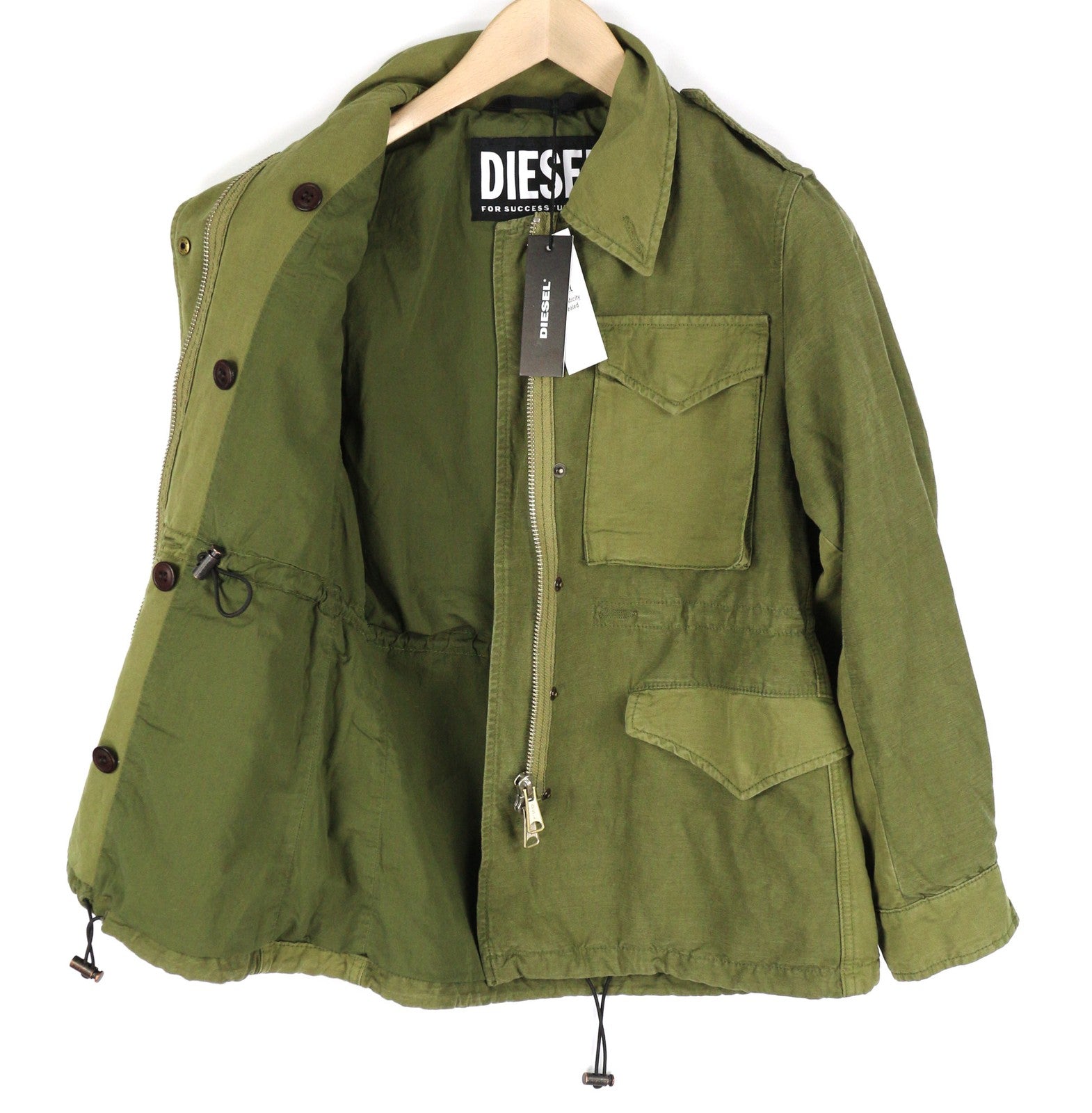 DIESEL G-Claudia moteriška striukė S dydžio, lininio audinio, su raišteliu ir paslėptu užsegimu. Rekomenduojama kaina – 395 €. 