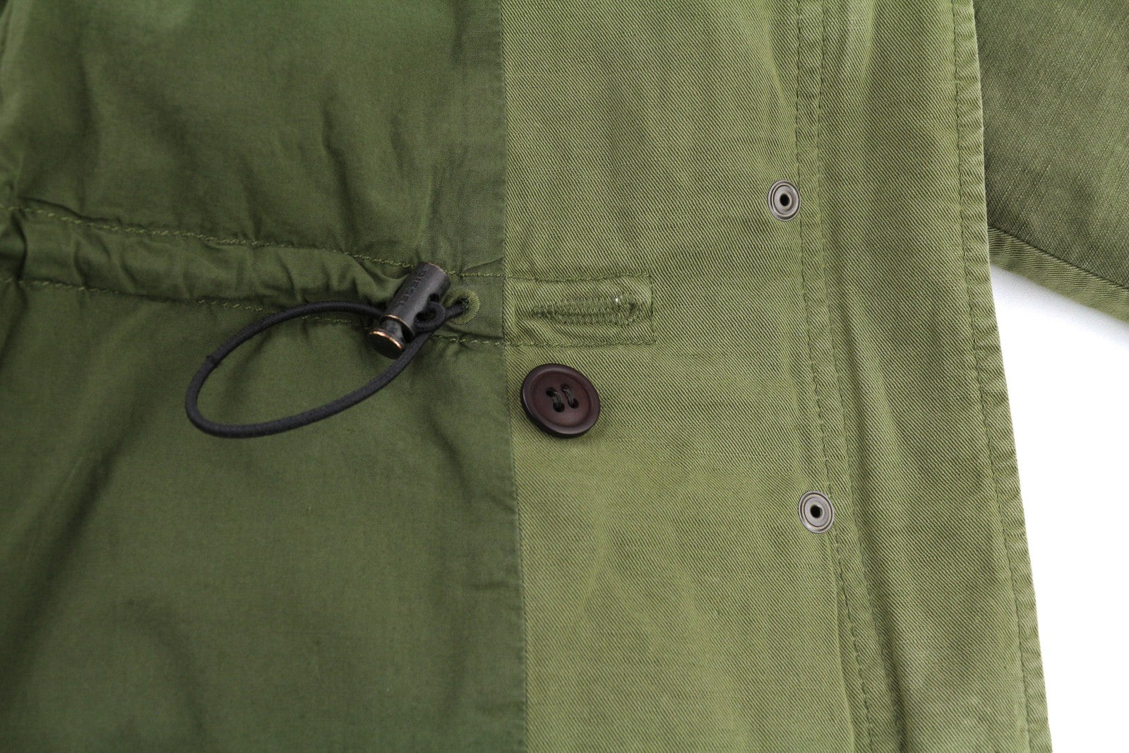 DIESEL G-Claudia moteriška striukė S dydžio, lininio audinio, su raišteliu ir paslėptu užsegimu. Rekomenduojama kaina – 395 €. 