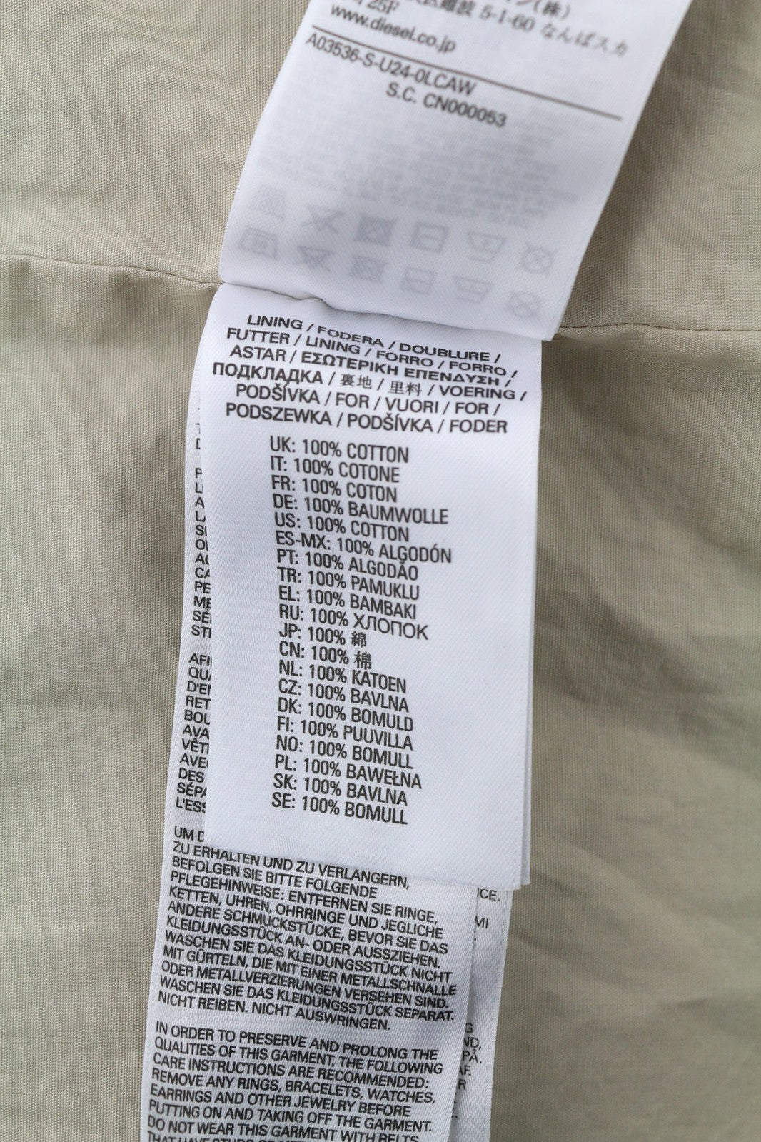 DIESEL S-U24 vyriška striukė XL dydžio, su spaudėmis, blizgančiu pamušalu, lengva, rekomenduojama kaina – 275 € 