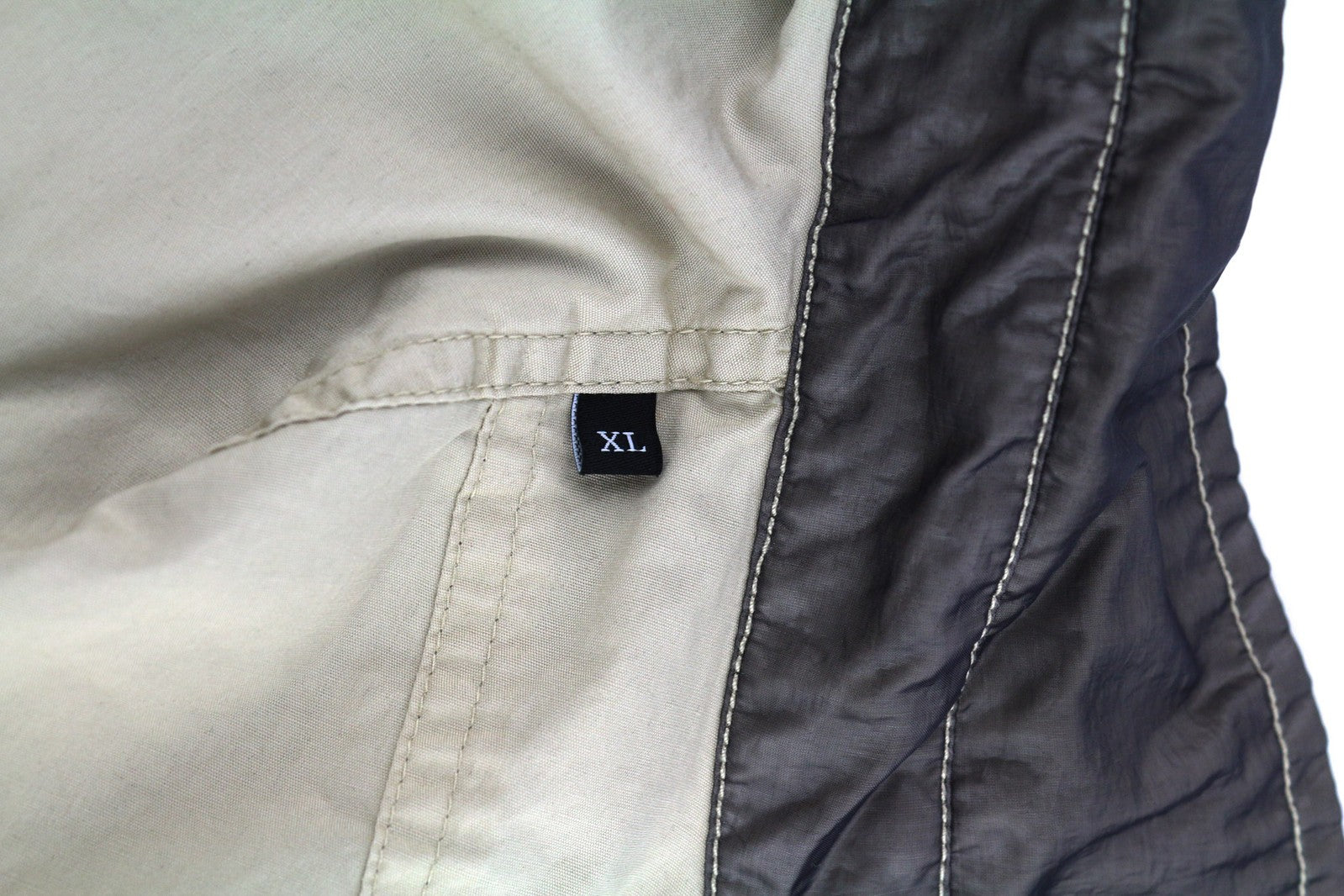 DIESEL S-U24 vyriška striukė XL dydžio, su spaudėmis, blizgančiu pamušalu, lengva, rekomenduojama kaina – 275 € 