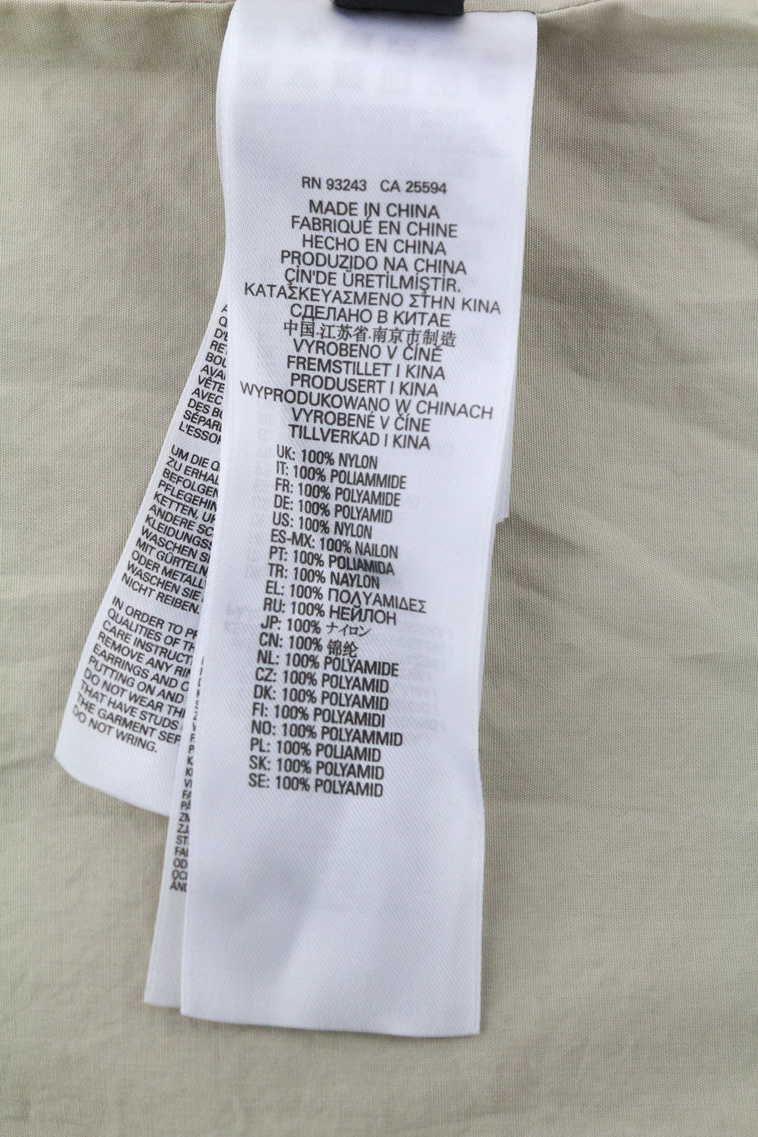 DIESEL S-U24 vyriška striukė XL dydžio, su spaudėmis, blizgančiu pamušalu, lengva, rekomenduojama kaina – 275 € 