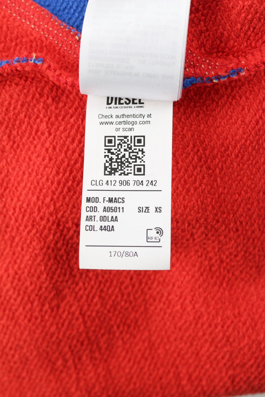 DIESEL F-Macs moteriškas džemperis XS dydžio, su užtrauktuku ir aukštomis kišenėmis ant kaklo. Rekomenduojama kaina – 195 €. 