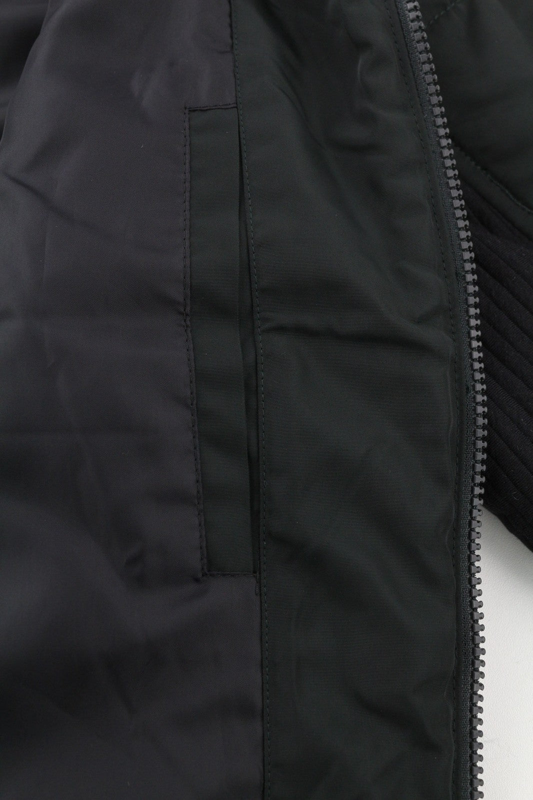 DESIGUAL vyriška striukė L dydžio bomber stiliaus, su izoliaciniais lopais, logotipu, užtrauktuku ir pamušalu, juoda 