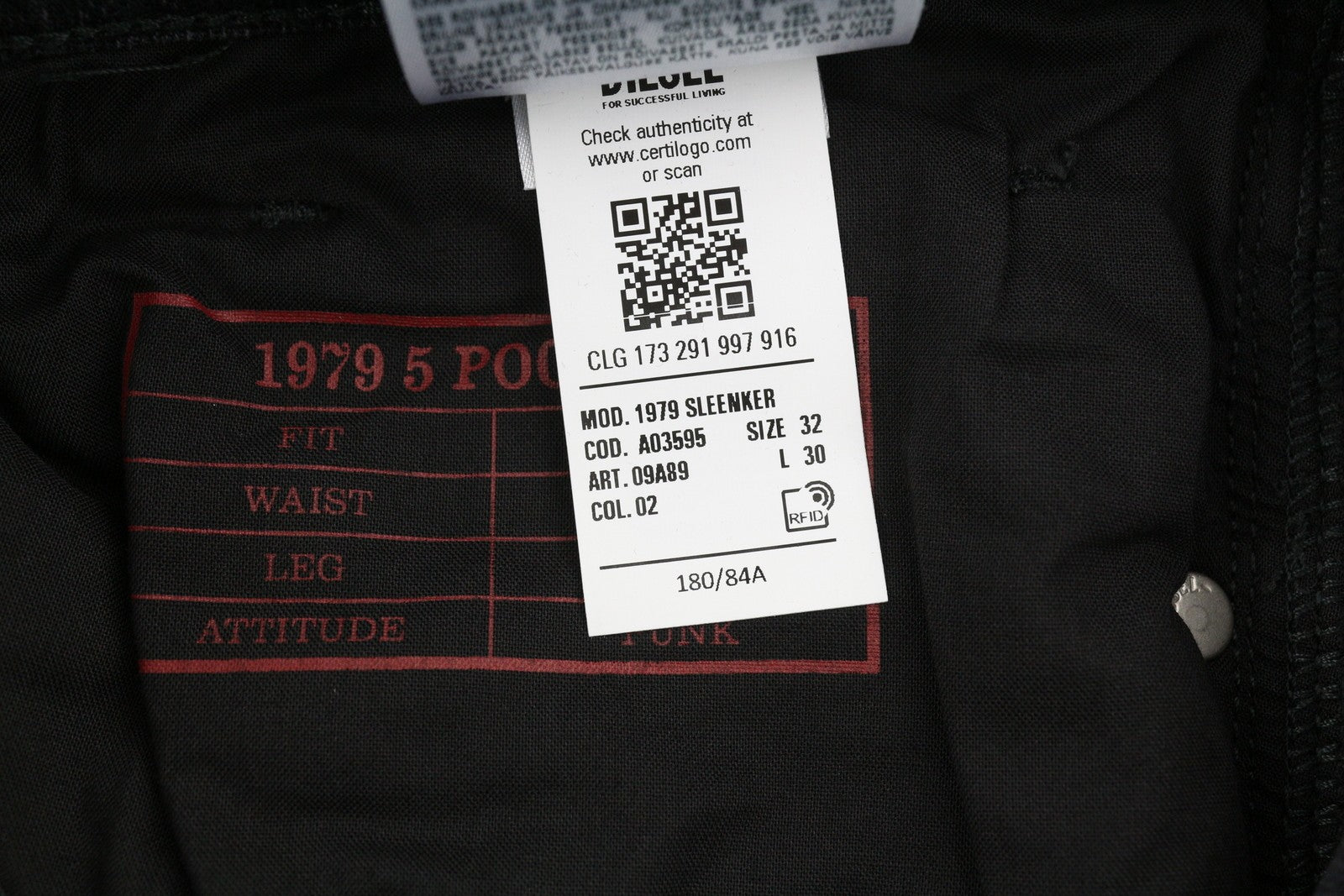 DIESEL 1979 Sleenker 09A89 vyriški džinsai W32/L30 aptempti, žemo juosmens, su aptemptais kraštais, rekomenduojama kaina – 275 € 