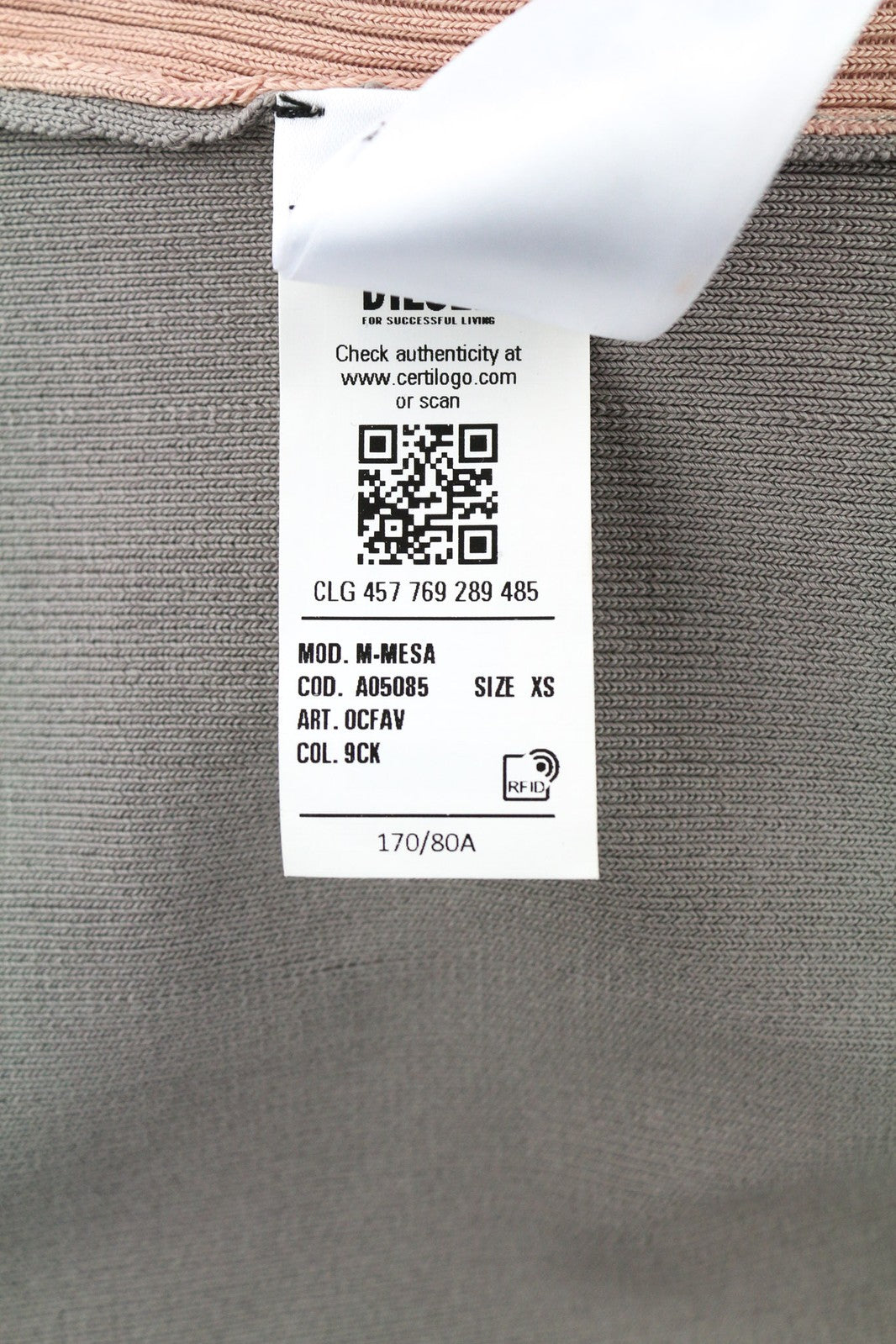 DIESEL M-Mesa moteriškas megztinis XS dydžio su imitacine apykakle ir iškirpte, megztas, rekomenduojama kaina – 175 € 