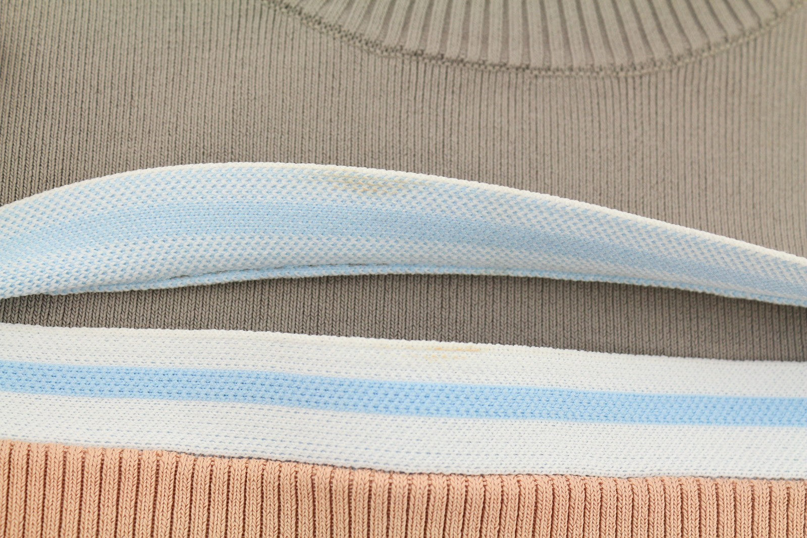 DIESEL M-Mesa moteriškas megztinis XS dydžio su imitacine apykakle ir iškirpte, megztas, rekomenduojama kaina – 175 € 