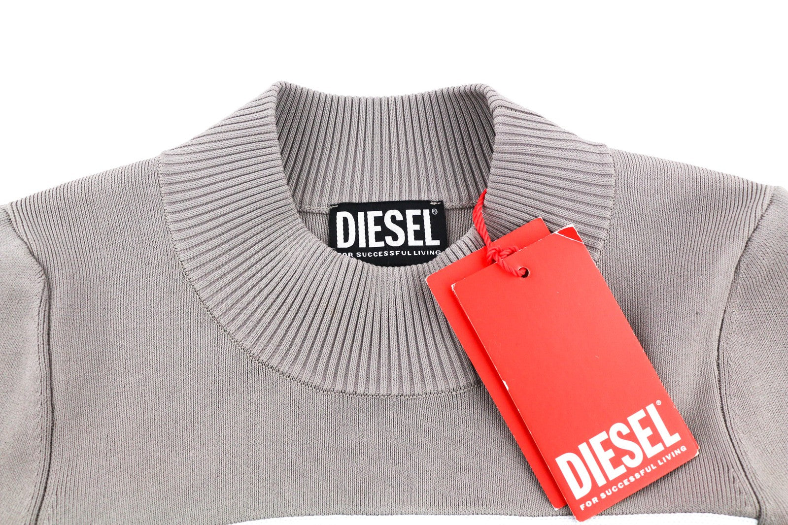 DIESEL M-Mesa moteriškas megztinis XS dydžio su imitacine apykakle ir iškirpte, megztas, rekomenduojama kaina – 175 € 