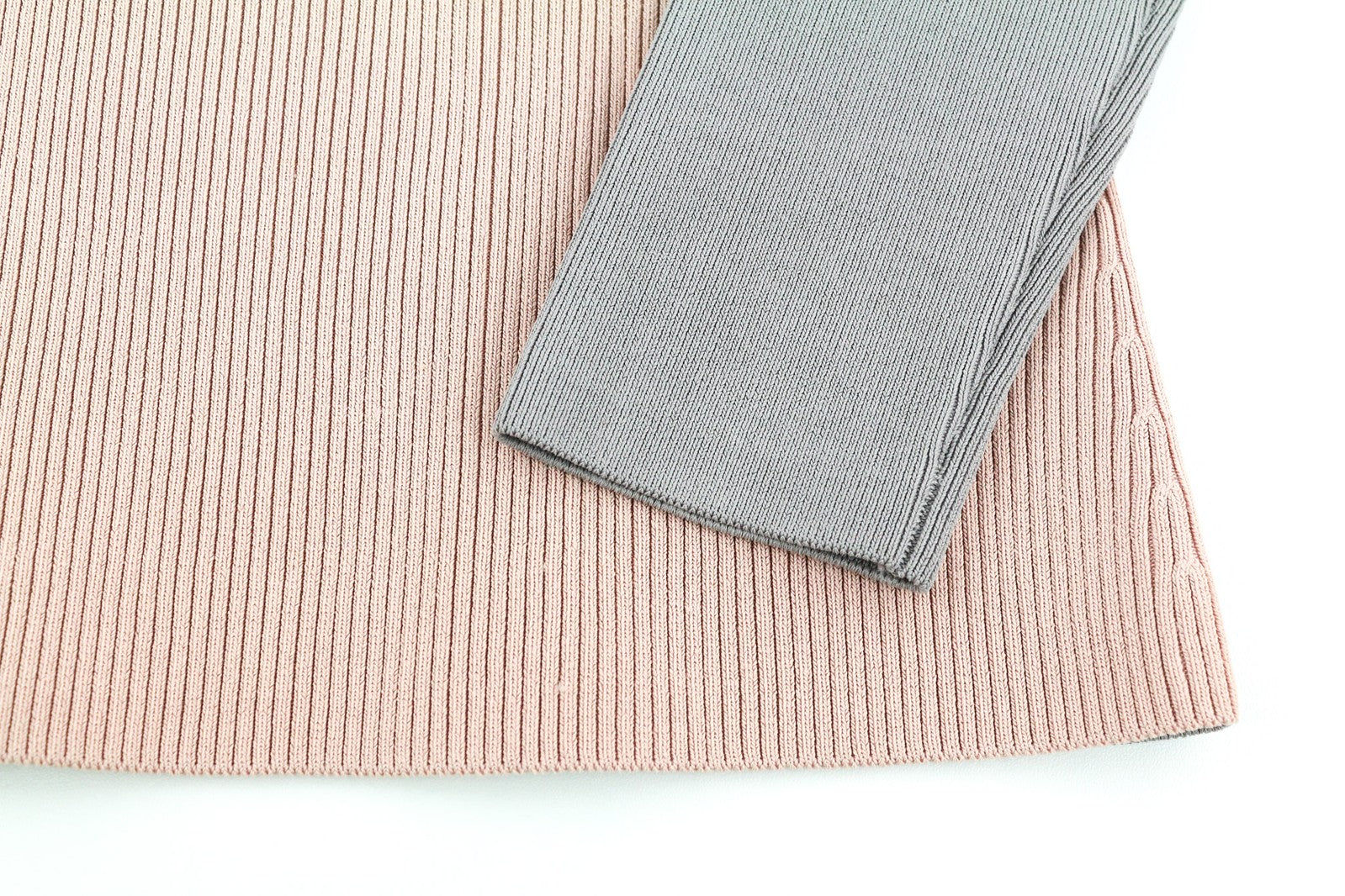 DIESEL M-Mesa moteriškas megztinis XS dydžio su imitacine apykakle ir iškirpte, megztas, rekomenduojama kaina – 175 € 