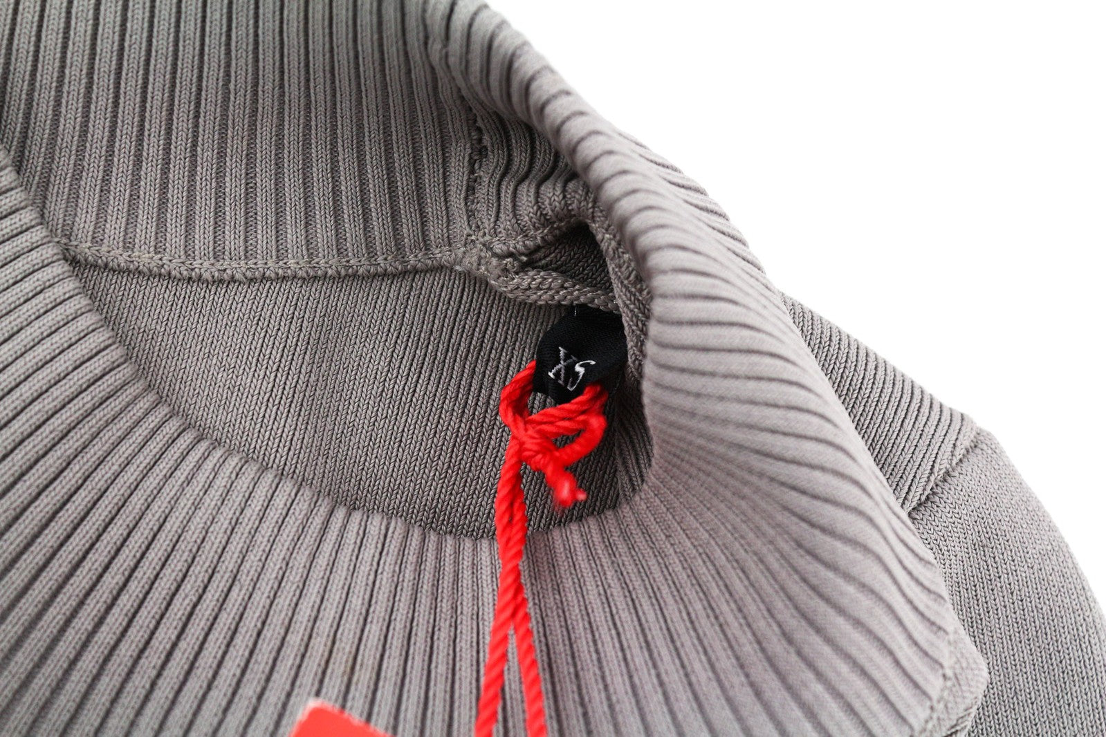 DIESEL M-Mesa moteriškas megztinis XS dydžio su imitacine apykakle ir iškirpte, megztas, rekomenduojama kaina – 175 € 