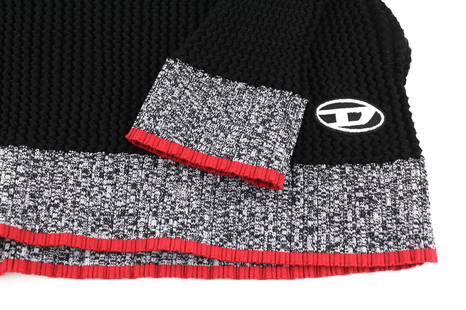 DIESEL M-Arianne moteriškas megztinis su apvalia kaklo iškirpte, megztas tamprus, juodas, rekomenduojama kaina 175 € 