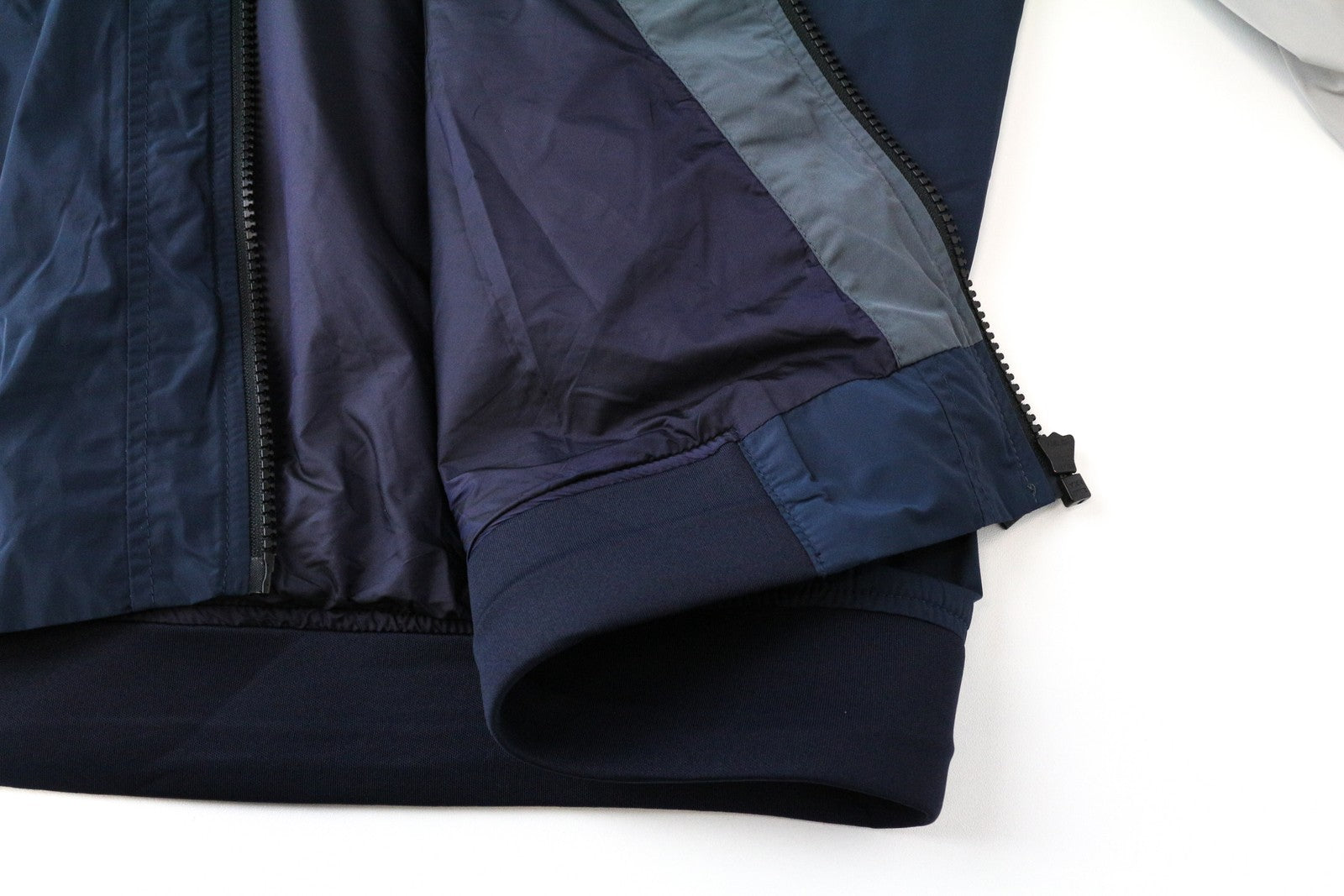 SCOTCH &amp; SODA vyriška ~2XL dydžio nailoninė striukė su gobtuvu ir spalvotais blokais bei raštu 