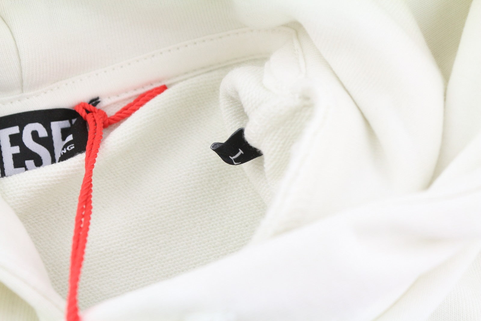 DIESEL S-Ginn-Hood-K28 vyriškas džemperis su gobtuvu L dydžio, baltas, su kengūros kišene, rekomenduojama kaina – 125 € 