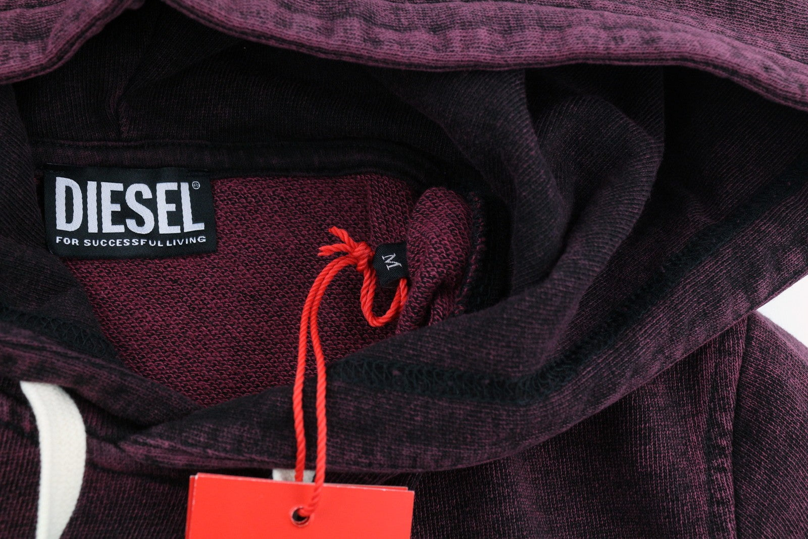 DIESEL S-Ginn-Hood-E1 vyriškas džemperis su gobtuvu M, skalbto bordo spalvos, su gobtuvu, rekomenduojama kaina – 195 € 