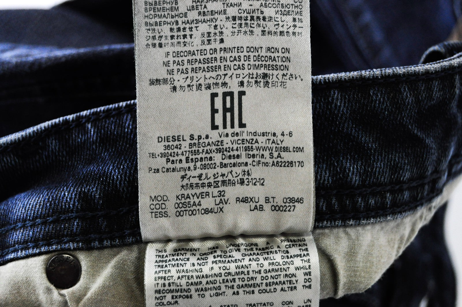 DIESEL Krayver R48XU vyriški džinsai W28/L32 plėšyti ploni morkų kirpimo tamprūs džinsai 