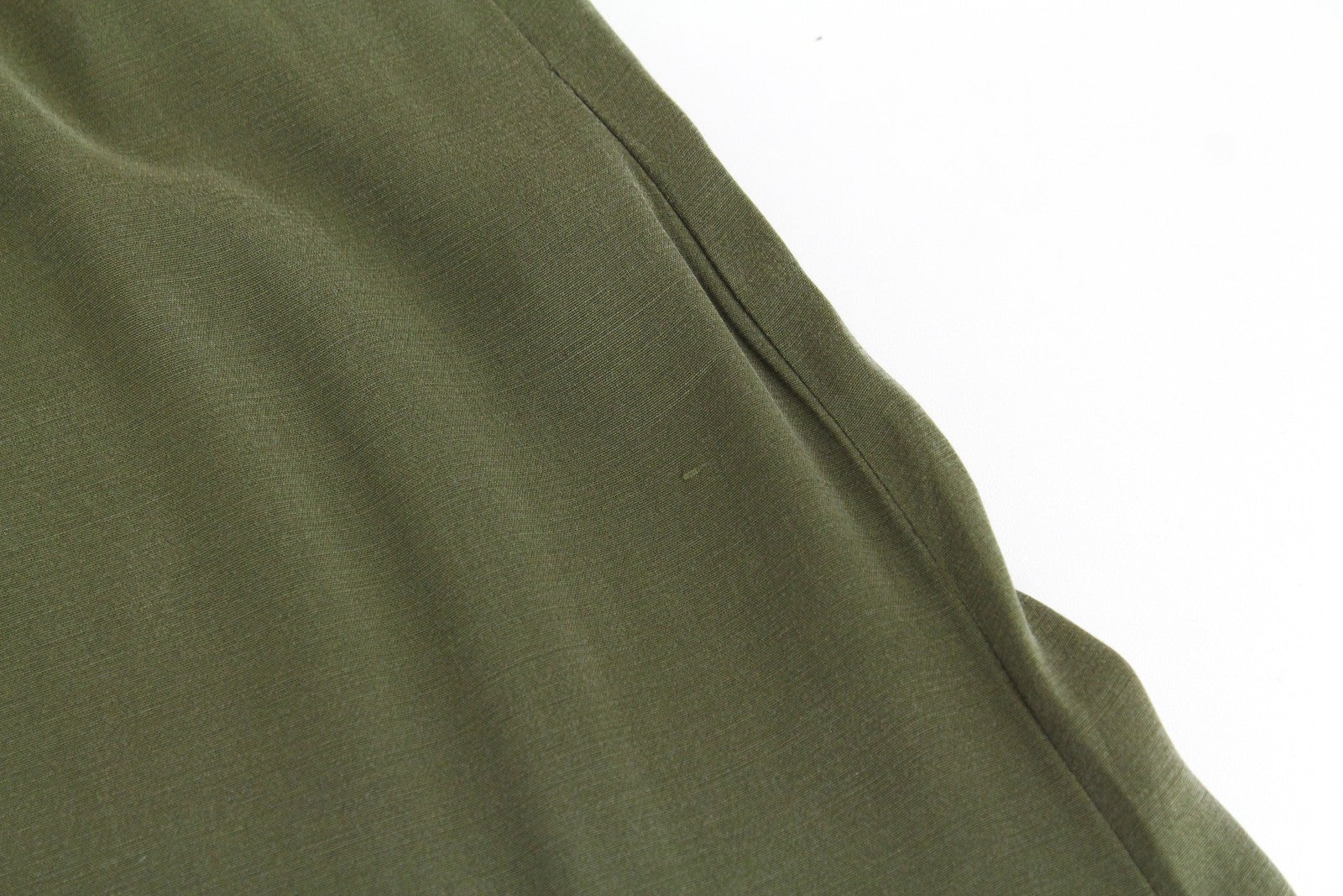 DENHAM Roxanne moteriška žalia ilga suknelė su diržu ir trumpomis rankovėmis, sagomis užsegama apykakle 