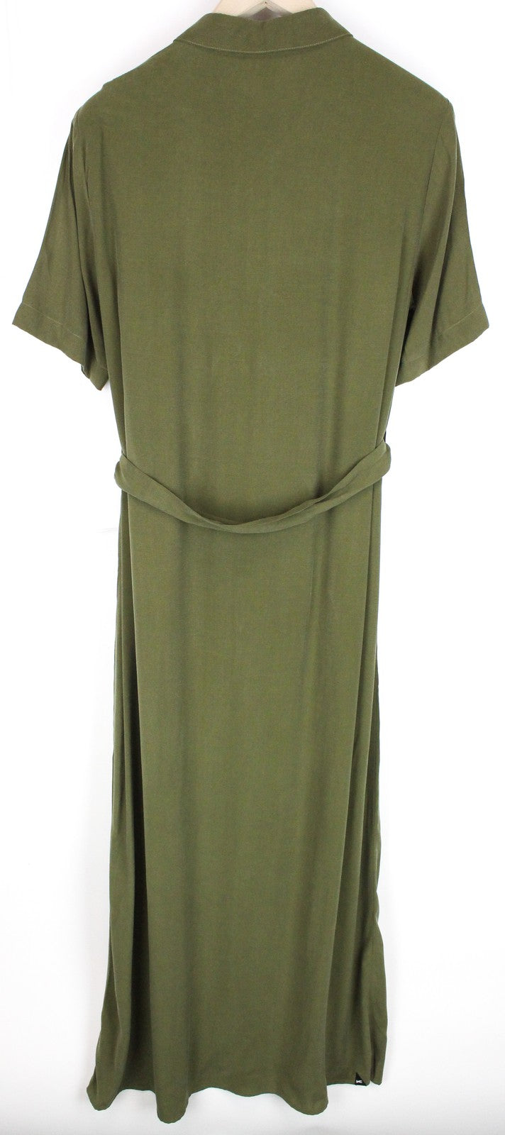 DENHAM Roxanne moteriška žalia ilga suknelė su diržu ir trumpomis rankovėmis, sagomis užsegama apykakle 