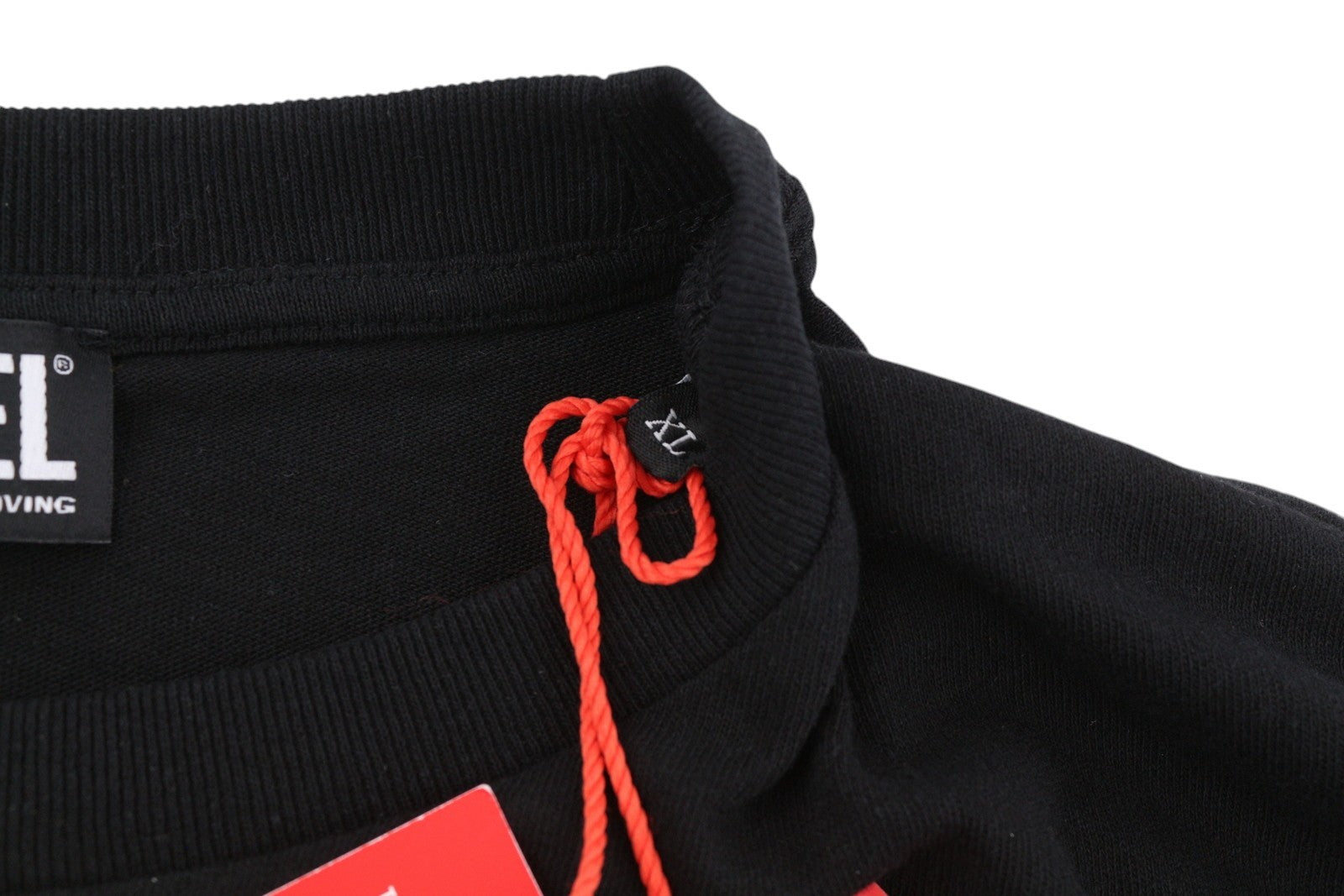 DIESEL T-Just-LS-C3 vyriški marškinėliai XL dydžio, juodi, medvilniniai, apvalia apykakle, ilgomis rankovėmis. Rekomenduojama kaina – 70 €. 