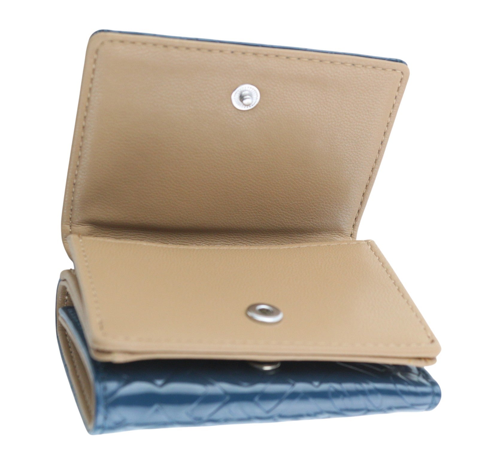 DIESEL Monogram Lorettina moteriška piniginė su mėlyna, ruda dirbtinės odos raštu, rekomenduojama kaina – 100 € 