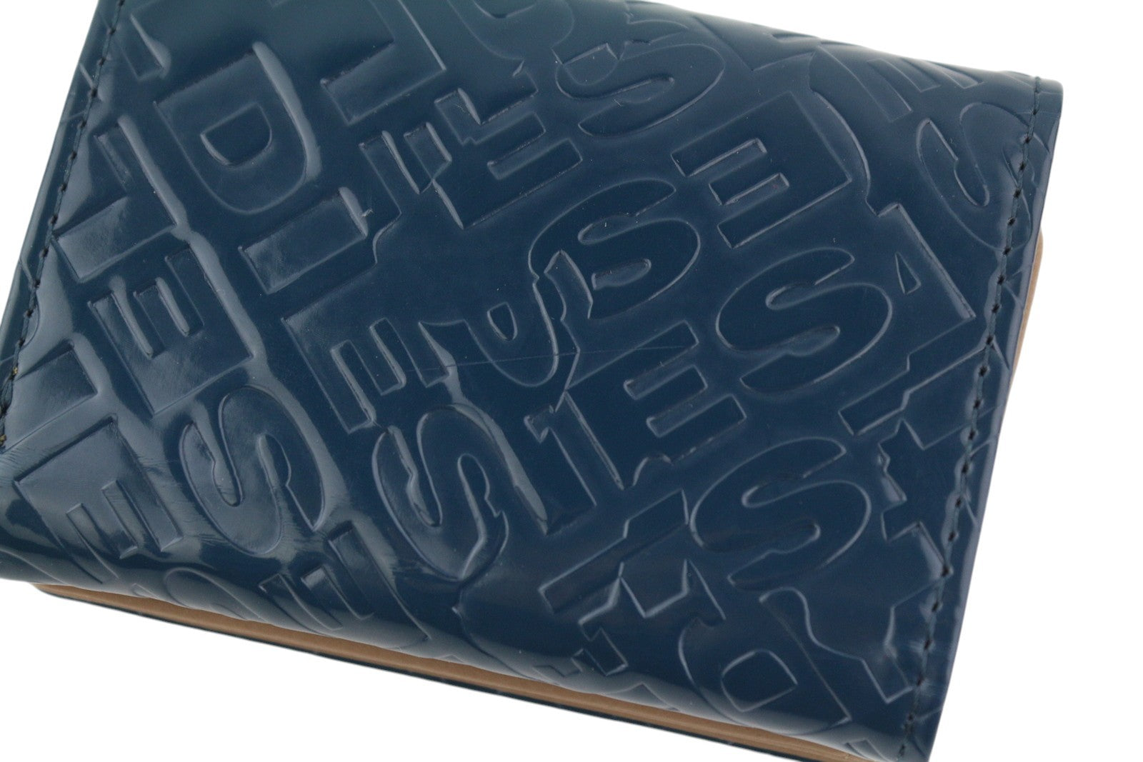 DIESEL Monogram Lorettina moteriška piniginė su mėlyna, ruda dirbtinės odos raštu, rekomenduojama kaina – 100 € 