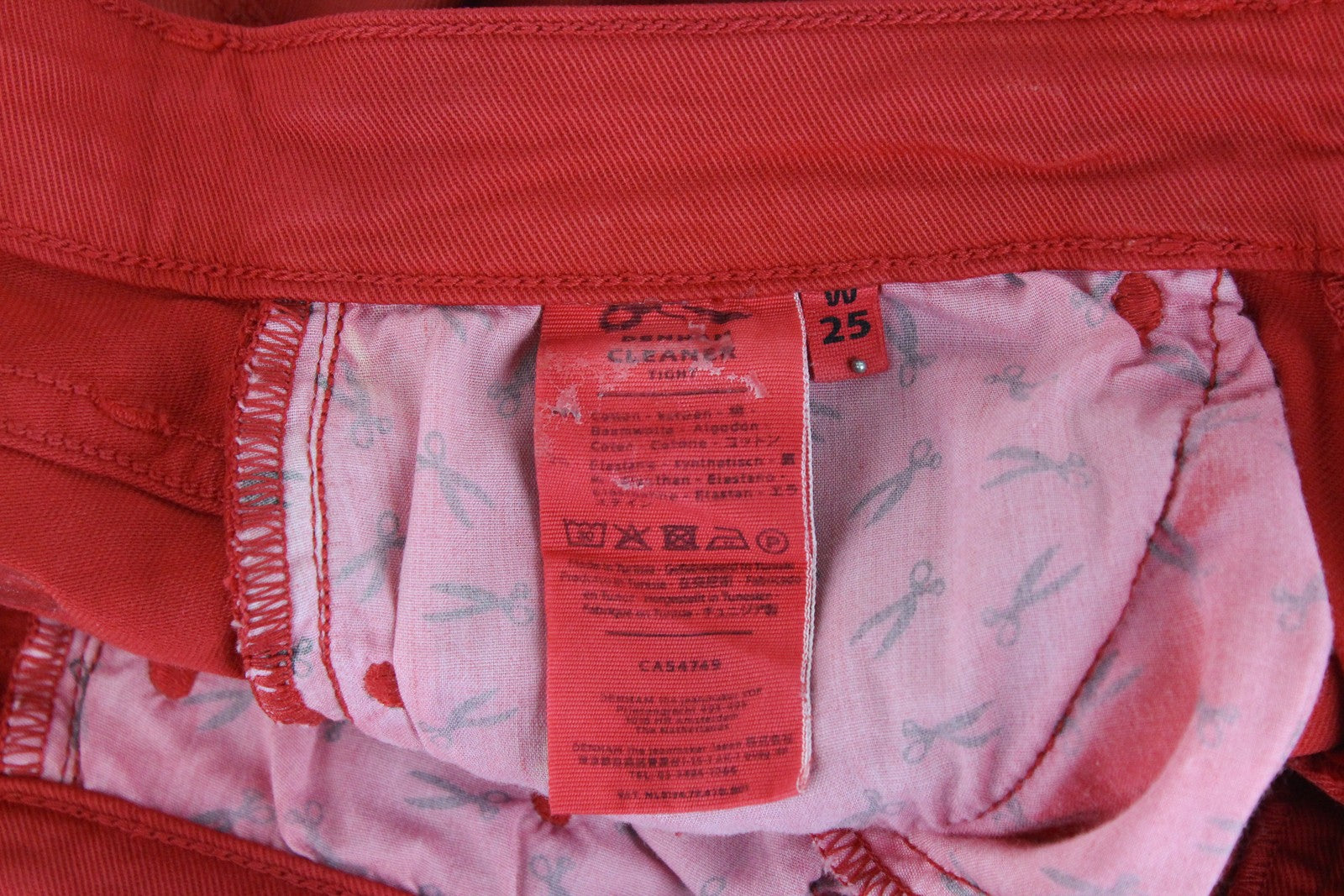 DENHAM Cleaner moteriški raudoni W25/L34 vaškuoti tamprūs, ploni džinsai 